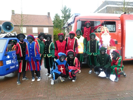 De Tuk tuk van Mondial Movers rijdt mee in Sinterklaasoptocht van Vierlingsbeek